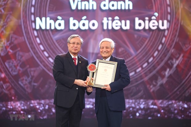 Bua Liem Vang Press Awards affirms political stance of journalists hinh anh 4