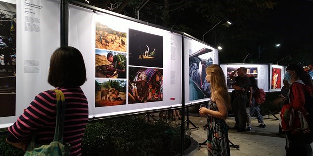 World Press Photo exhibition brings pressing global issues to Hanoi audiences hinh anh 3