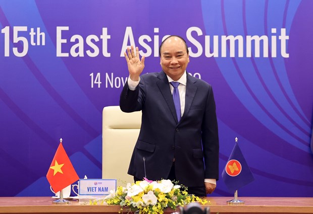 Vietnam successfully escorts ASEAN through a tough year hinh anh 3