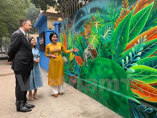 Mural painting to raise awareness of environment inaugurated in Hanoi hinh anh 2