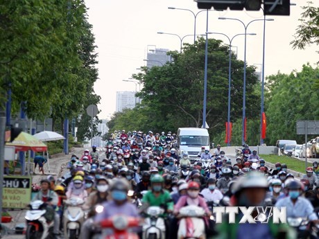 Vietnam strictly controls vehicle emissions to improve air quality hinh anh 1