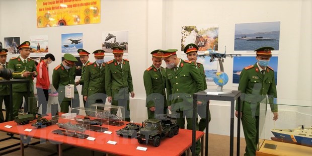 Exhibition on Communist Party of Vietnam marks 13th National Congress hinh anh 2