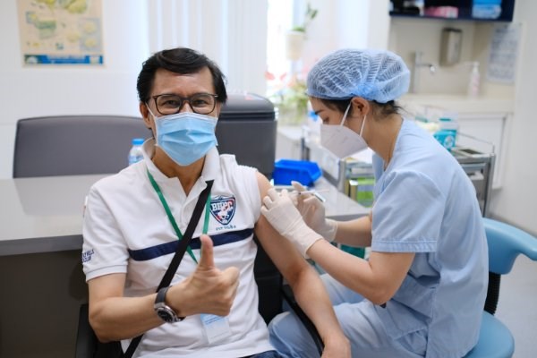 FV Hospital starts COVID-19 vaccination drive for French citizens, relatives in southern Vietnam hinh anh 6