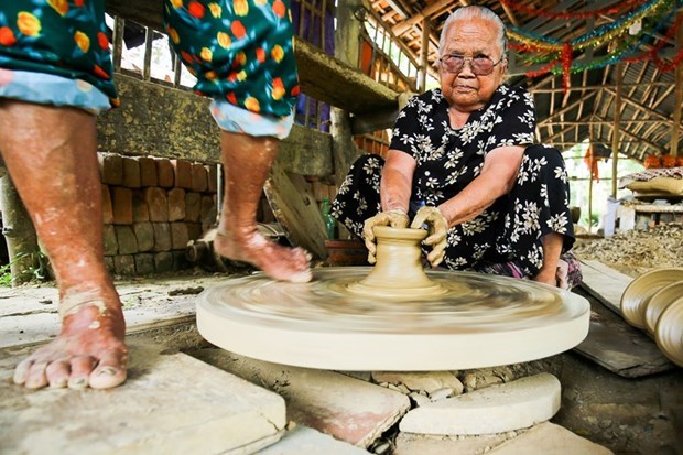 Discovering artisans' skills in Thanh Ha ancient pottery village hinh anh 1