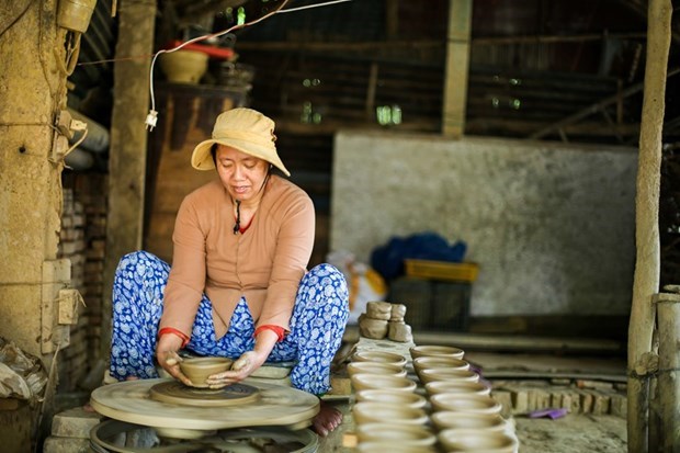 Discovering artisans' skills in Thanh Ha ancient pottery village hinh anh 3