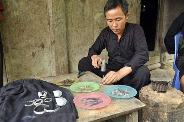 Exploring traditional Mong craft of silver carving hinh anh 1