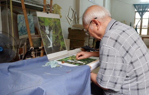 Hanoi's elderly artisan works to keep embroidery craft alive hinh anh 1