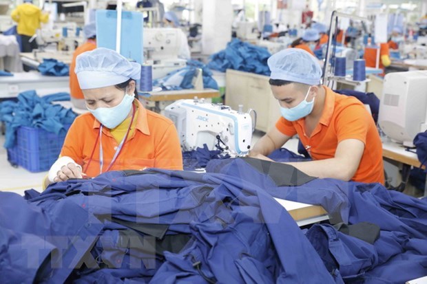 Vietnam’s textile industry combats pandemic with PPE switch: Forbes hinh anh 1