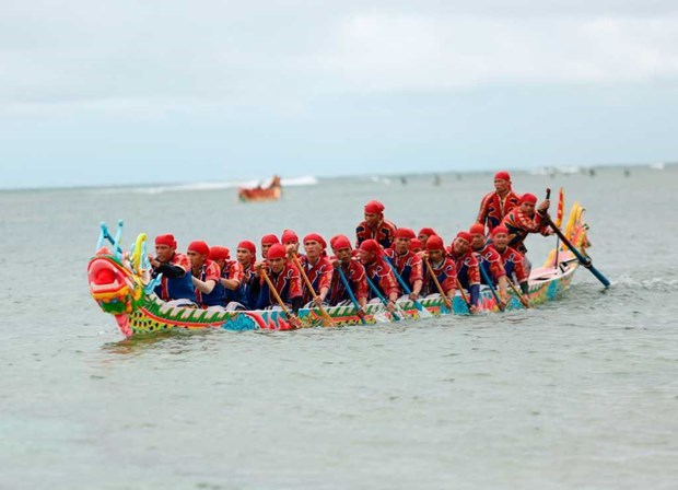 Tu Linh boat racing festival in Ly Son features national ritual, culture hinh anh 3