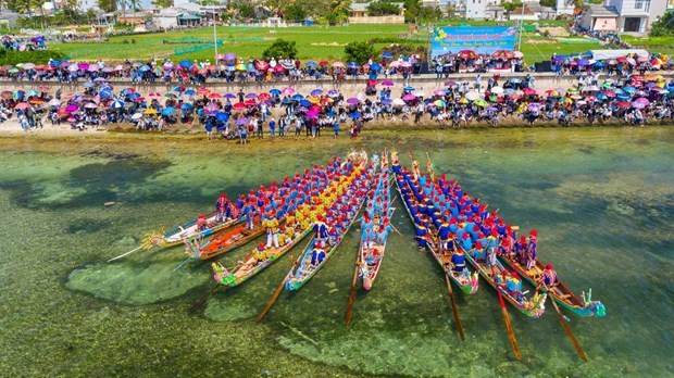 Tu Linh boat racing festival in Ly Son features national ritual, culture hinh anh 2