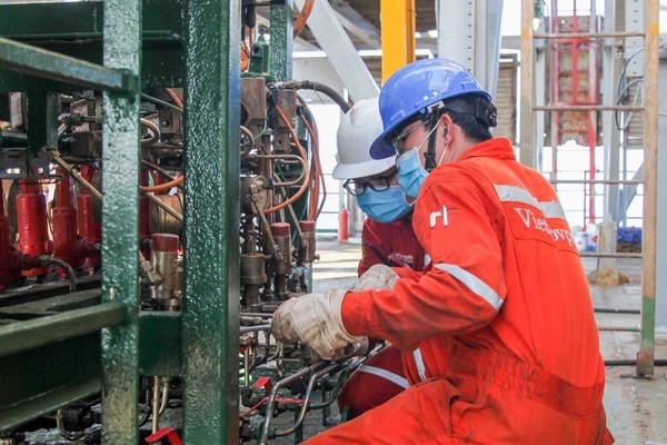 Solutions sought to deal with reduction in oil and gas production hinh anh 1