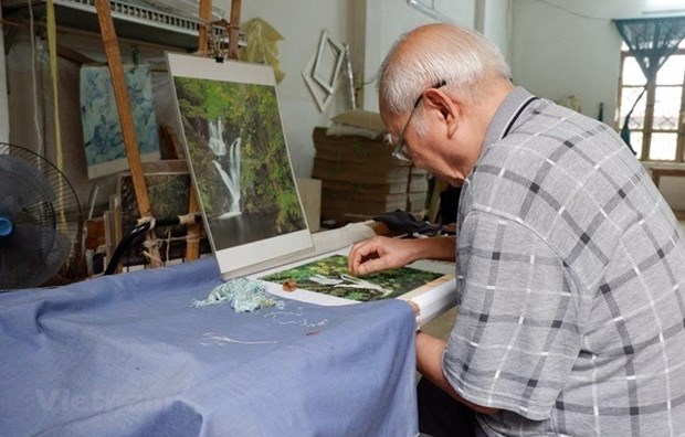 Hanoi's veteran artisan helps promote embroidery craft hinh anh 1