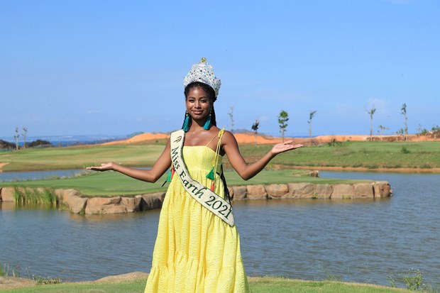 Miss Earth 2021 tours Phan Thiet by helicopter hinh anh 9