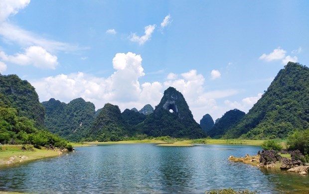 Exploring poetic, beautiful lakes in Cao Bang hinh anh 3