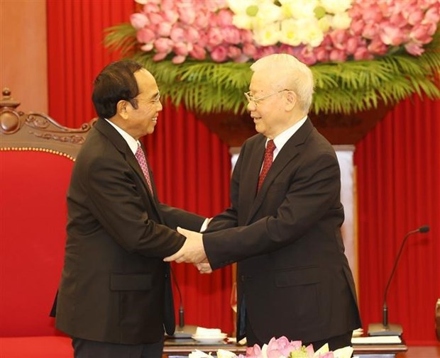 Vietnam gives top priority to relationship with Laos: Party chief hinh anh 1