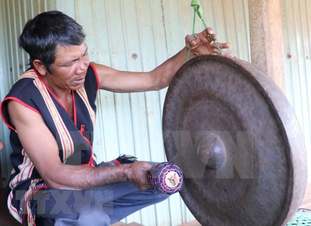 “Living human treasure” preserves gong sounds of Tay Nguyen hinh anh 1
