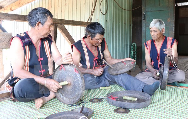 “Living human treasure” preserves gong sounds of Tay Nguyen hinh anh 3