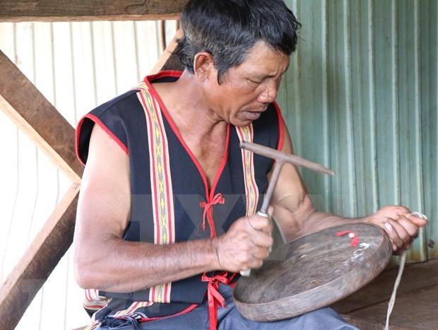 “Living human treasure” preserves gong sounds of Tay Nguyen hinh anh 2