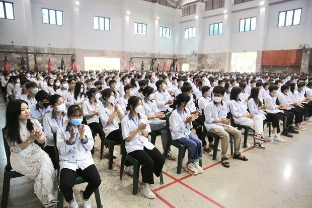 National hero pilot and astronaut inspires Hanoi students hinh anh 2