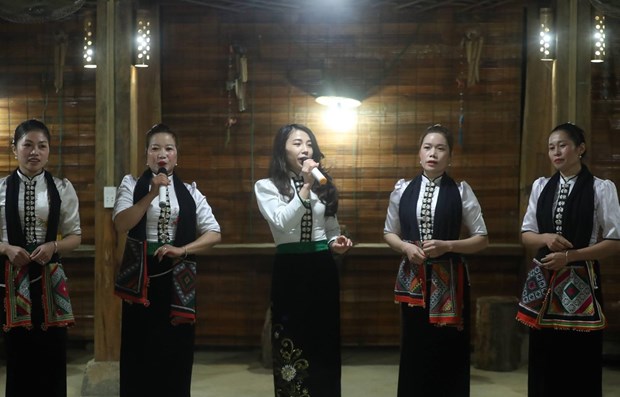 Thai women promote national culture through Xoe dancing hinh anh 1
