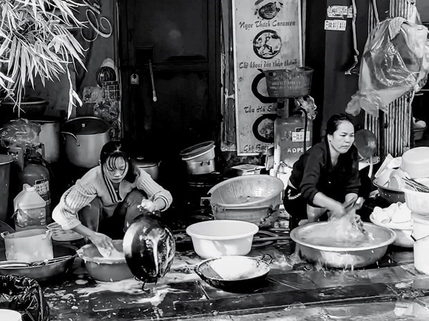 Trilingual photo book captures daily life in Hanoi hinh anh 3