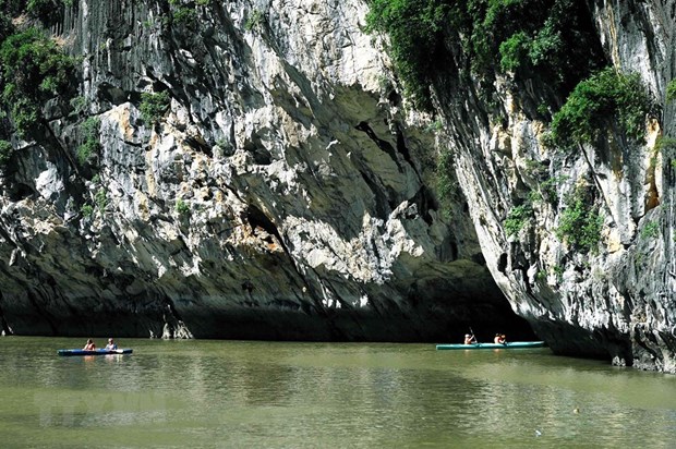 Top ten must-do activities while cruising Ha Long Bay: The Travel hinh anh 2