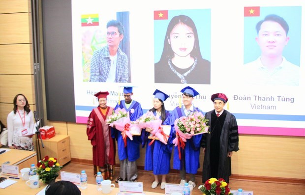21 more international masters of public health receive diplomas hinh anh 4