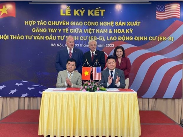 Vietnam, US firms partner in medical glove production hinh anh 1