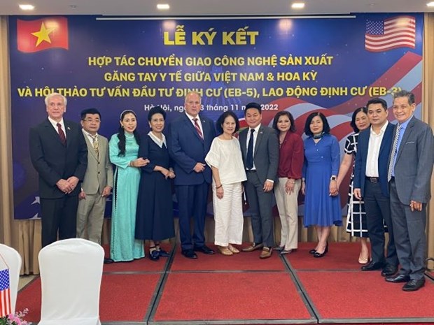 Vietnam, US firms partner in medical glove production hinh anh 2
