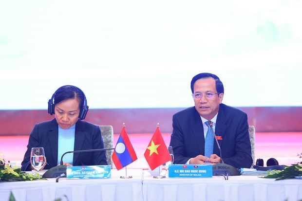 Vietnam, Laos sign cooperation agreement on human resources development hinh anh 2