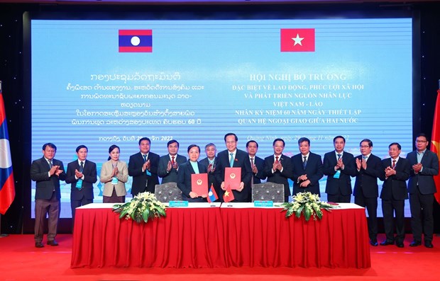 Vietnam, Laos sign cooperation agreement on human resources development hinh anh 1