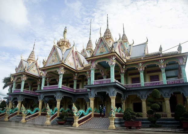 Soc Trang's Khmer pagoda features giant Buddha statue hinh anh 2