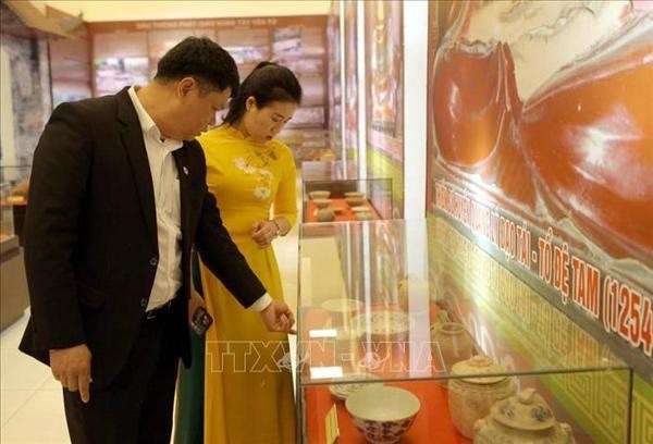 Bac Giang: Exhibition shows rich relic system of Tay Yen Tu hinh anh 2