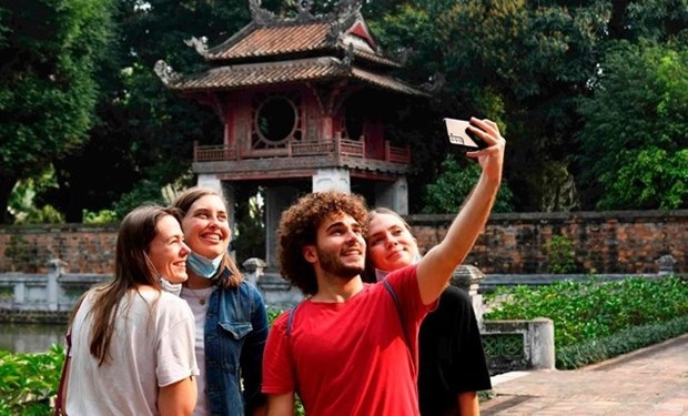 Vietnam may hit 10 million foreign tourists this year: authority hinh anh 1