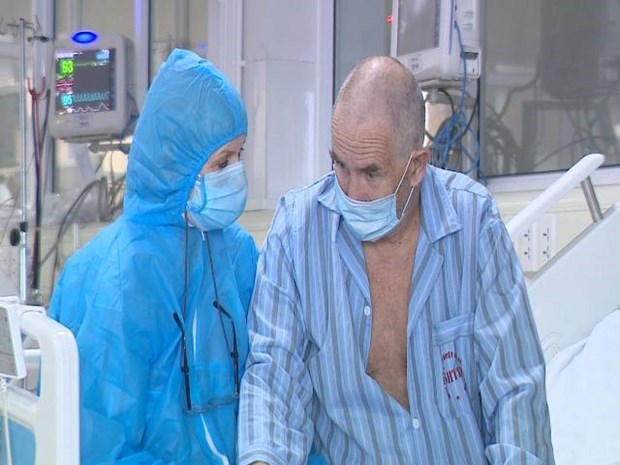 British couple thank medical staff for saving lives from COVID-19 hinh anh 3