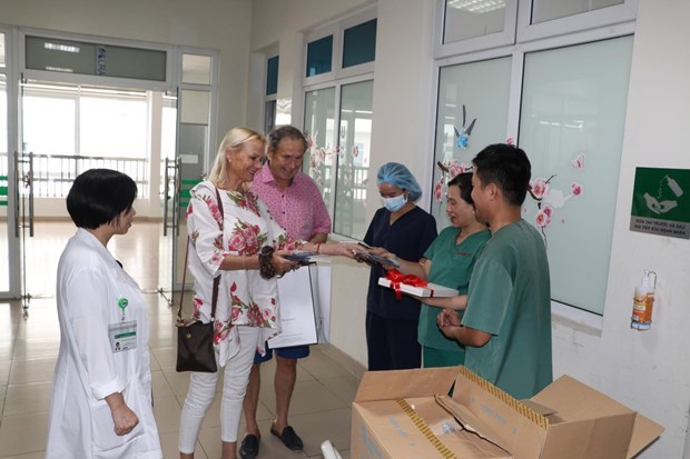 British couple thank medical staff for saving lives from COVID-19 hinh anh 1
