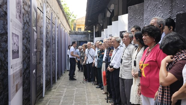 Hoa Lo Prison exhibition recalls liberation of Hanoi hinh anh 1