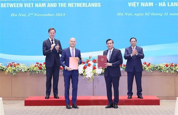 Vietnamese, Dutch PMs hold talks hinh anh 2