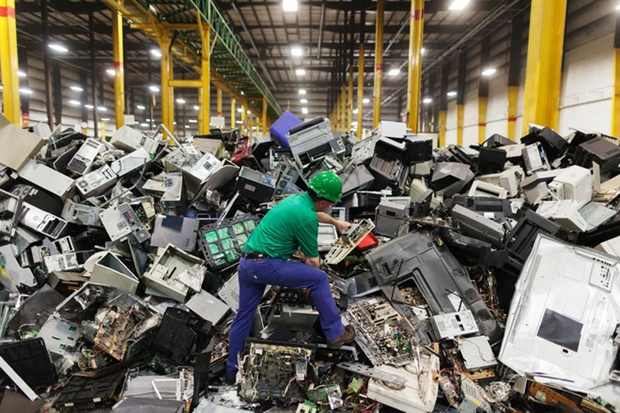 Solutions proposed to tackle growing challenge of electronic waste hinh anh 1
