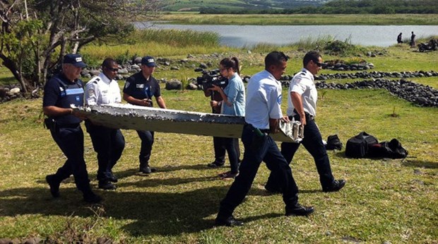 Malaysian investigators probe plane debris for MH370 link hinh anh 1