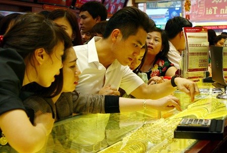 Gold prices fall in local market hinh anh 1
