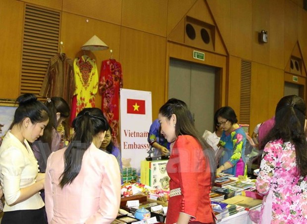 Tea party strengthens links among female diplomats in Laos hinh anh 1
