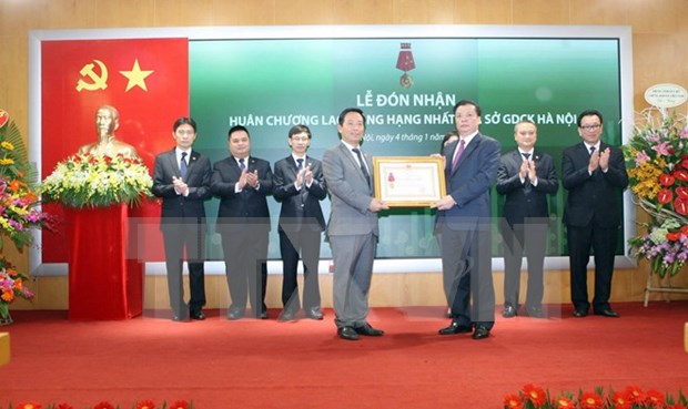 Hanoi bourse launches first New Year session hinh anh 1