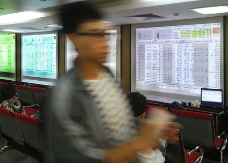 Vietnam stocks fall, led by banks, food companies hinh anh 1