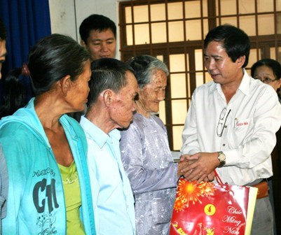 Pre-Tet gifts, charitable grants for needy people nationwide hinh anh 1