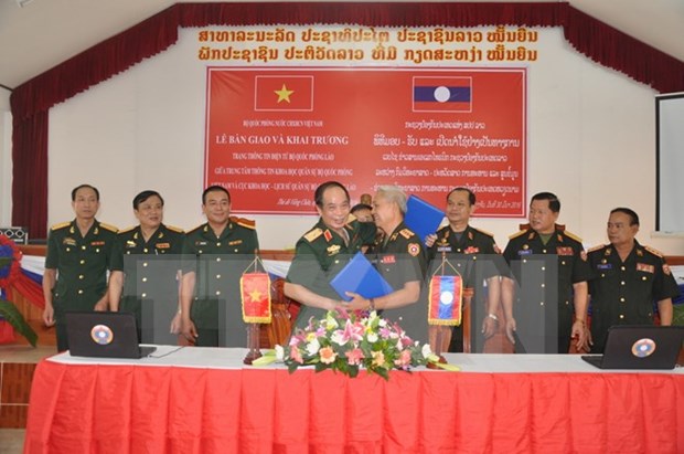 Vietnam hands over defence e-portal to Laos hinh anh 1