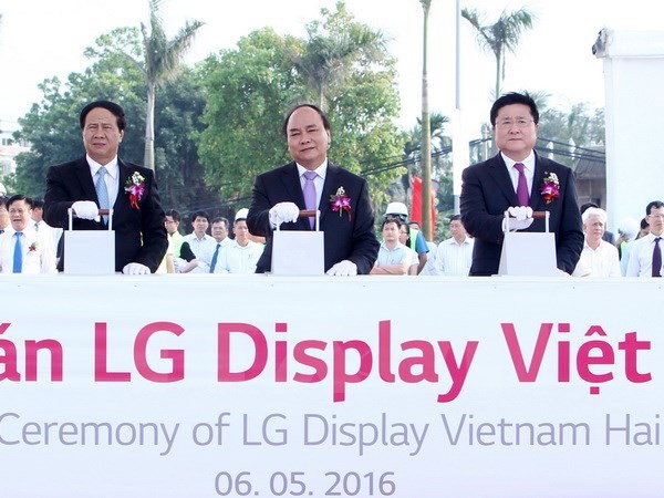 PM attends construction of LG display manufacturing facility hinh anh 1