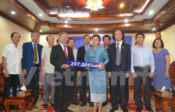 Laos shares difficulties with Vietnamese people hinh anh 1