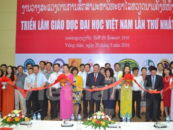 First exhibition on Vietnam’s tertiary education underway in Laos hinh anh 1