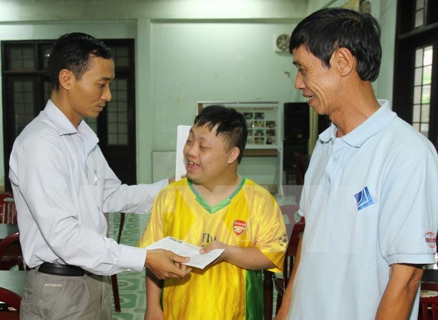 VNA presents gifts to AO victims in Quang Tri hinh anh 1
